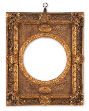 Manifattura dell'Italia centrale della fine del XVIII secolo ( - ) 
Cornice in legno e pastiglia dorata, decorata con volute e conchiglie. 
 luce Ø cm 38; cornice cm 87x 68