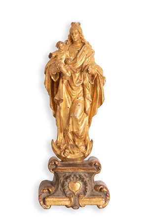 Scultore del centro-Sud Italia attivo nel XVII secolo ( - ) 
Scultura in legno dorato raffigurante l'Immacolata 
 altezza cm 50