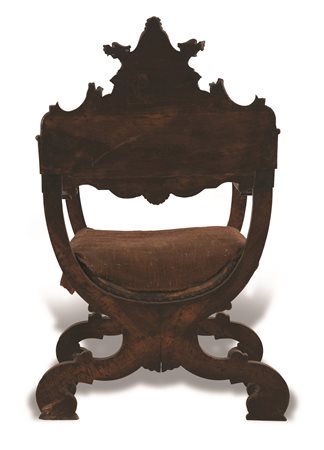 Manifattura dell'Italia centrale del XX secolo ( - ) 
Poltrona in legno  intagliato 
 cm 120x66x50