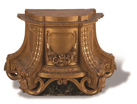 Manifattura italiana ( - ) 
Base in legno dorato e lavorato con festoni di fiori incisi. Periodo Napoleone III 
 cm 55x59x50