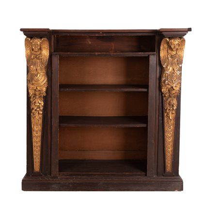  
Piccola libreria in legni vari con cariatidi angolari di gusto eclettico in legno intagliato e dorato. fine del XX secolo
 cm 118x116x41