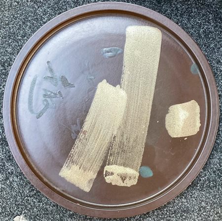 Chin Hsiao piatto in gres smaltato e dipinto
diametro cm 38,8
firmato, timbro so