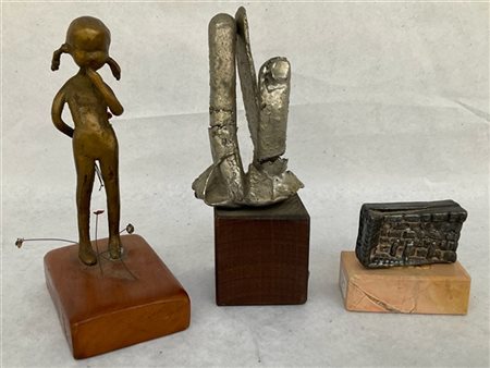 Lotto composto da tre piccole sculture, di soggetto, autore, materiale e misure