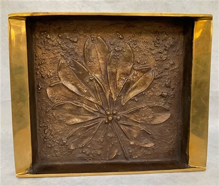 Elvio Becheroni scultura - multiplo in bronzo dorato
cm 18,5x22,5x3
firmata e nu