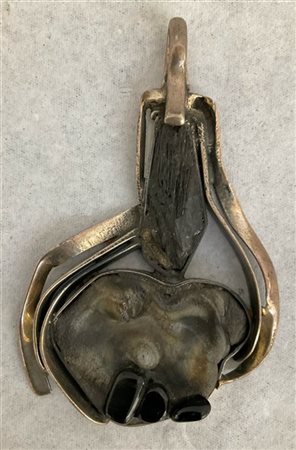 Virgilio Bari ciondolo scultura in argento e pietre dure
h cm 8,5
firmato e data