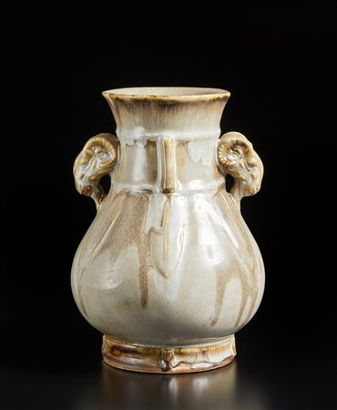  Arte Cinese - Vaso in porcellana framboise  
Cina, tardo XIX secolo .