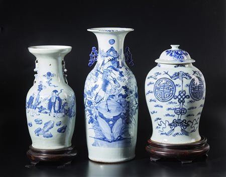 Arte Cinese - Tre vasi in porcellana bianca e blu
Cina, XX secolo .