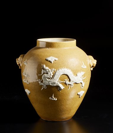  Arte Cinese - Vaso con decoro a rilievo 
Cina, dinastia Qing, XIX secolo .