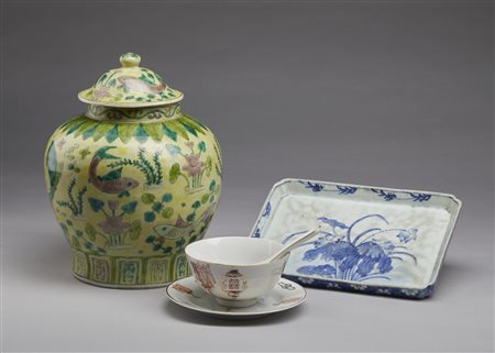  Arte Cinese - Lotto composto da tre oggetti in porcellana 
Cina, XIX-XX secolo .