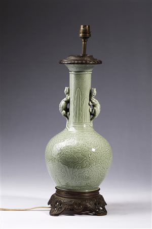  Arte Cinese - Vaso con invetriatura celadon montato a lampada
Cina, XIX secolo .