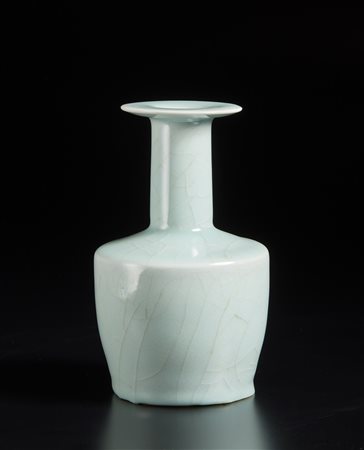  Arte Cinese - Vaso a martello con invetriatura craquelè 
Cina, XX secolo .