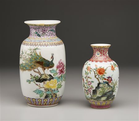 Arte Cinese - Due vasi in porcellana famiglia rosa 
Cina, XX secolo .