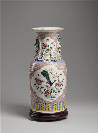  Arte Cinese - Vaso in porcellana con decorazione vegetale 
Cina, XX secolo .