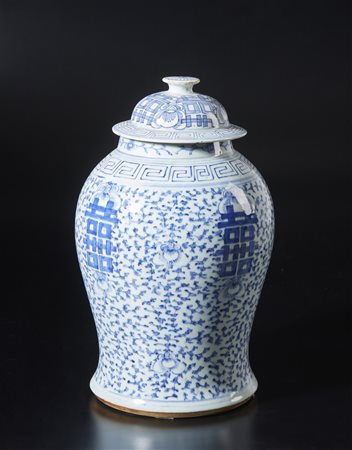  Arte Cinese - Potiche in porcellana bianca e blu
Cina, inzio XX secolo .