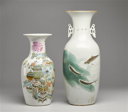  Arte Cinese - Coppia di vasi in porcellana con decoro policromo 
Cina, prima metà XX secolo .