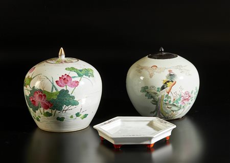  Arte Cinese - Due potiches famiglia rosa e vassoio esagonale in porcellana 
Cina, XIX - inizio XX secolo .
