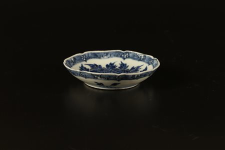  Arte Cinese - Piatto in porcellana bianco/blu con bordo foliato 
Cina, dinastia Qing .