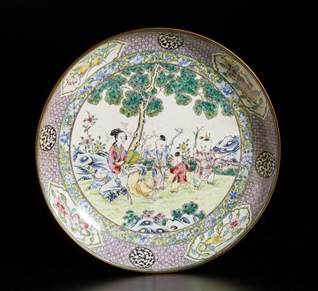  Arte Cinese - Piatto in smalto di Pechino 
Cina, dinastia Qing, XIX secolo .