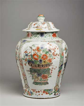  Arte Cinese - Grande potiche in porcellana famiglia verde 
Cina, dinastia Qing, periodo Kangxi, XVIII secolo .