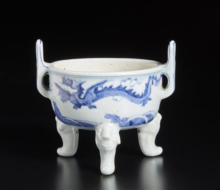  Arte Cinese - Incensiere tripode in porcellana bianco e blu
Cina, dinastia Qing, XIX secolo .