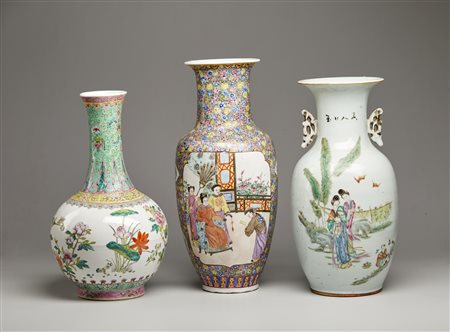  Arte Cinese - Gruppo di tre vasi a decoro policromo 
Cina, XX secolo .