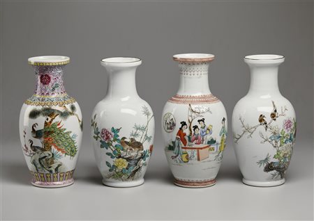  Arte Cinese - Lotto composto da quattro vasi famiglia rosa con iscrizioni 
Cina, prima metà XX secolo .