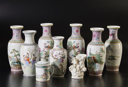  Arte Cinese - Lotto composto da nove vasi in porcellana 
Cina, XX secolo .