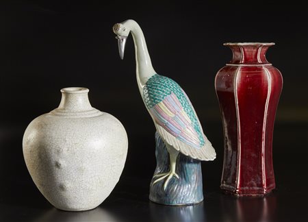  Arte Cinese - Gruppo di tre oggetti in porcellana 
Cina, dinastia Qing, XIX secolo .
