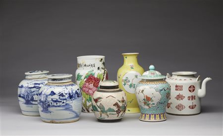  Arte Cinese - Gruppo di sette vasi in porcellana 
Cina, XIX-XX secolo .