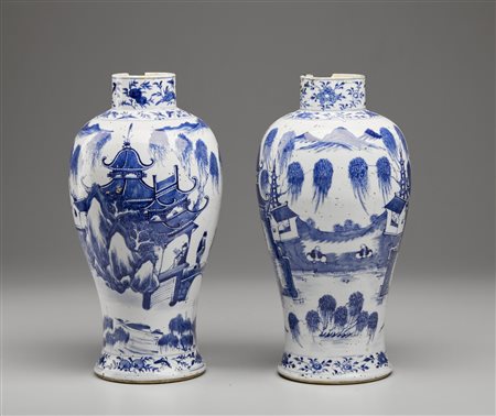  Arte Cinese - Coppia di vasi a balaustro in porcellana bianca e blu
Cina, dinastia Qing, periodo Kangxi, XVIII secolo .