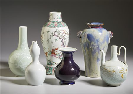  Arte Cinese - Gruppo di sei vasi in porcellana 
Cina, dinastia Qing, XIX secolo .