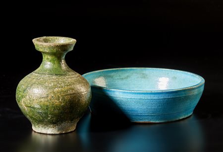  Arte Cinese - Lotto di due ceramiche 
Cina, dinastia Ming, XV secolo .