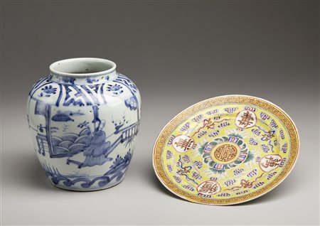 Arte Cinese - Lotto composto da giara e piattino a fondo giallo 
Cina, XX secolo .