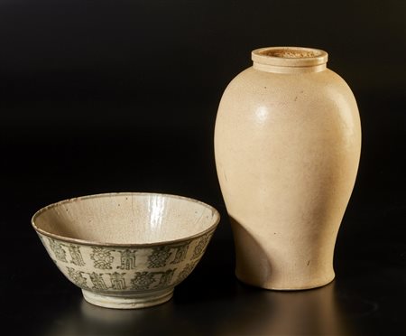  Arte Cinese - Lotto composto da grande ciotola e vaso monocromo bianco craquelè 
Cina o Vietnam, XVIII secolo .