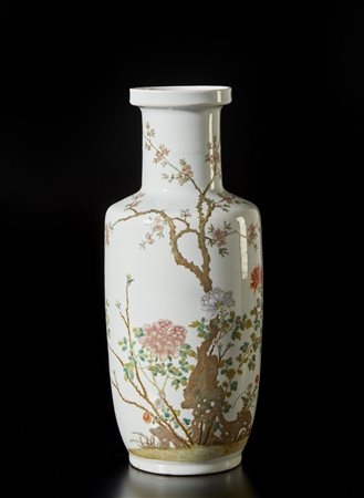  Arte Cinese - Vaso a rullo decorato con rami fioriti 
Cina, dinastia Qing, periodo Daoguang, 1850 ca.