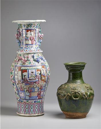  Arte Cinese - Lotto composto da un vaso verde Tang ed un vaso Canton 
Cina, IX e XIX secolo .