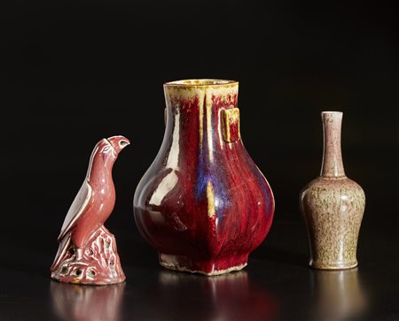  Arte Cinese - Tre manufatti in porcellana sang de boef
Cina, dinastia Qing, XIX secolo.