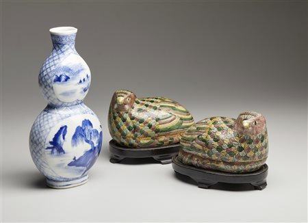  Arte Cinese - Coppia di scatole in porcellana e vaso
Cina, XIX-XX secolo.