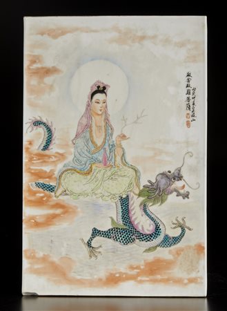  Arte Cinese - Placca in porcellana "Guanyin su dragone" 
Cina, periodo Repubblica.