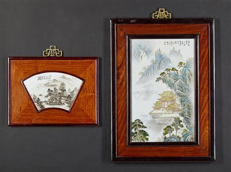  Arte Cinese - Due placche in porcellana policroma entro cornice in legno pregiato
Cina, periodo Repubblica.