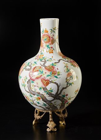  Arte Cinese - Vaso tianchuping decorato con pesche 
Cina, inizio XX secolo .