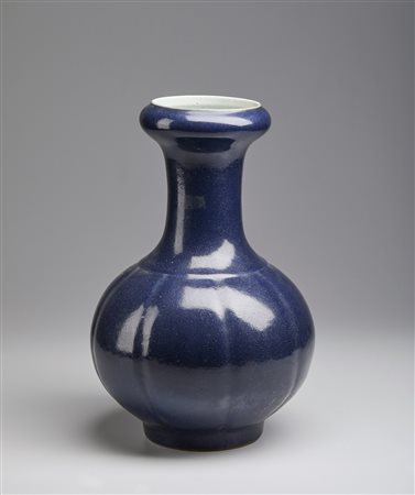  Arte Cinese - Grande vaso monocromo blu a testa d'aglio 
Cina, dinastia Qing, XIX secolo .