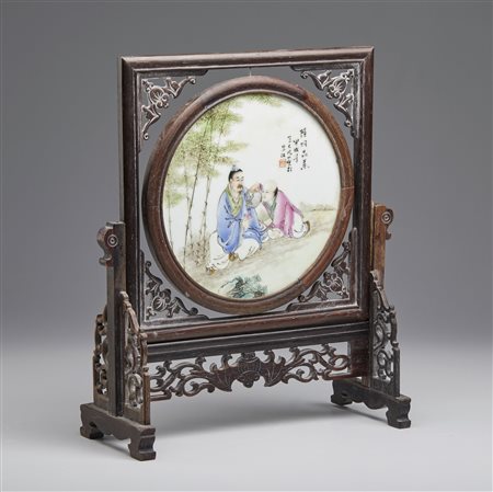  Arte Cinese - Schermo da tavolo in porcellana famiglia rosa 
Cina, XX secolo .