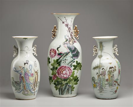  Arte Cinese - Lotto composto da tre vasi in porcellana con manici lavorati a traforo 
Cina, inizio XX secolo .