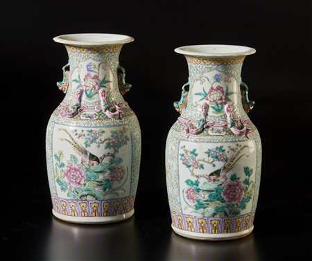  Arte Cinese - Coppia di vasi in porcellana famiglia rosa 
Cina, XX secolo .