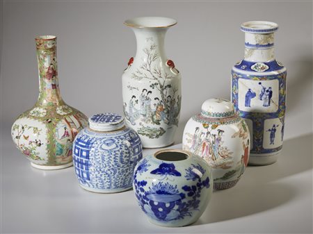  Arte Cinese - Gruppo di sei vasi in porcellana
Cina, XIX - XX secolo .