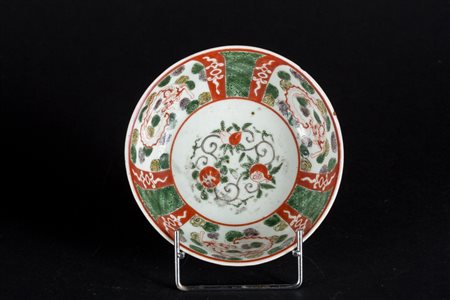  Arte Cinese - Ciotola in porcellana smaltata 
Cina o Giappone, XVII secolo .
