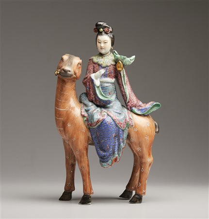  Arte Cinese - Scultura in porcellana raffigurante Immortale su cervo 
Cina, dinastia Qing, XIX secolo .
