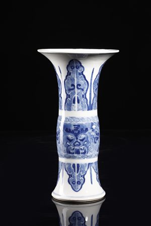  Arte Cinese - Vaso a tromba zun in porcellana bianca e blu 
Cina, dinastia Qing, XVIII secolo .