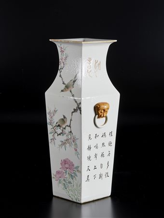  Arte Cinese - Grande vaso sfaccettato decorato con figure ed iscrizioni 
Cina, inizio XX secolo .